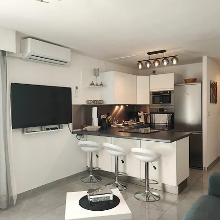 Daire Au Centre-port, Piscine, Clim & A 300m