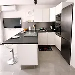 Cosy, Centre Port, Piscine, Proche 아파트 *